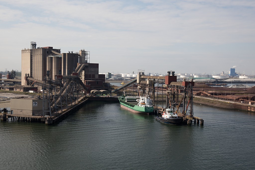 europoort maasvlakte rotterdam botlek haven scheepvaart industrie fabrieken marine transport overslag terminal portlantis ferry centrale